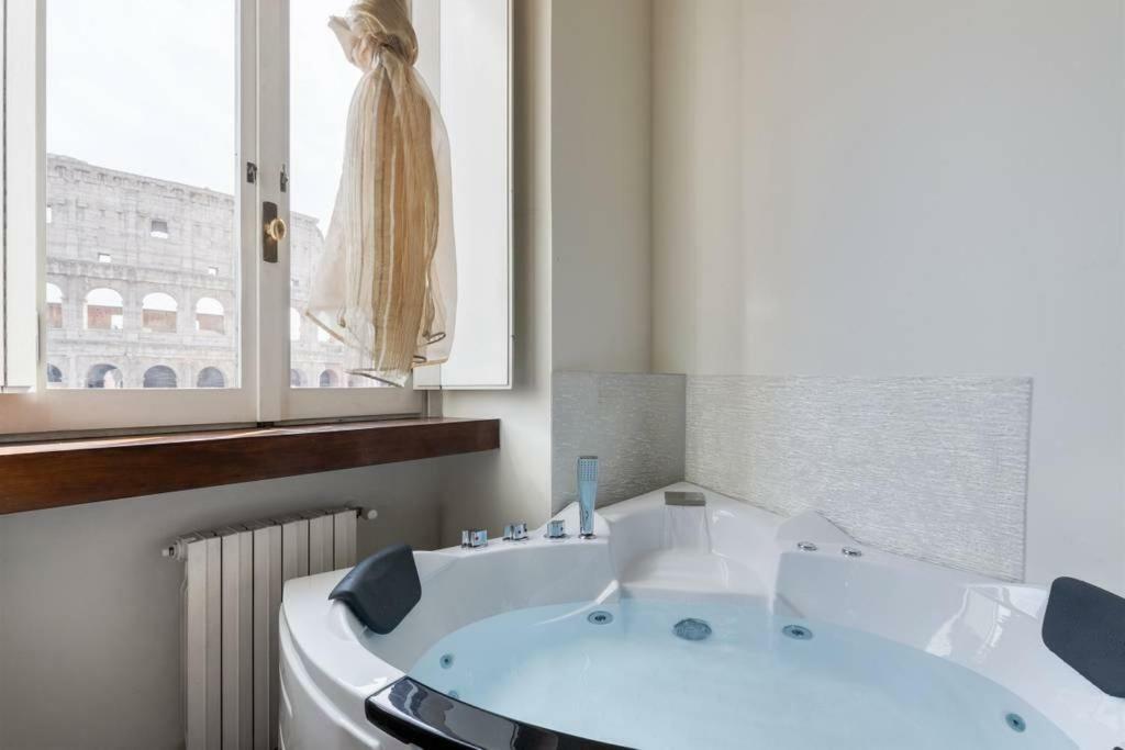 Jacuzzi In Front Of The Colosseum Apartment Rome Exterior photo